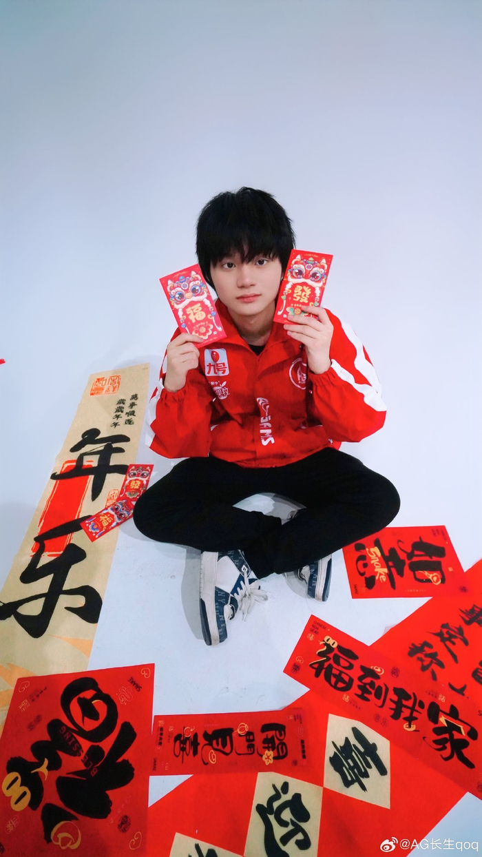 LGD Gaming 官方公告：第二队中单 xqw 通过了试训，正式晋升为 LGD Gaming 。