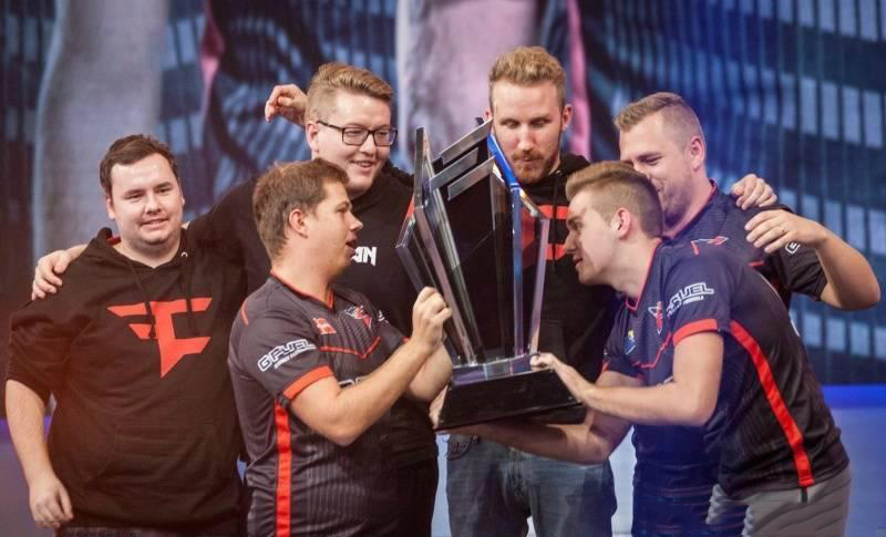 LPL选手公布iG全神班2025定妆照：登峰造极，再赴極境再登山