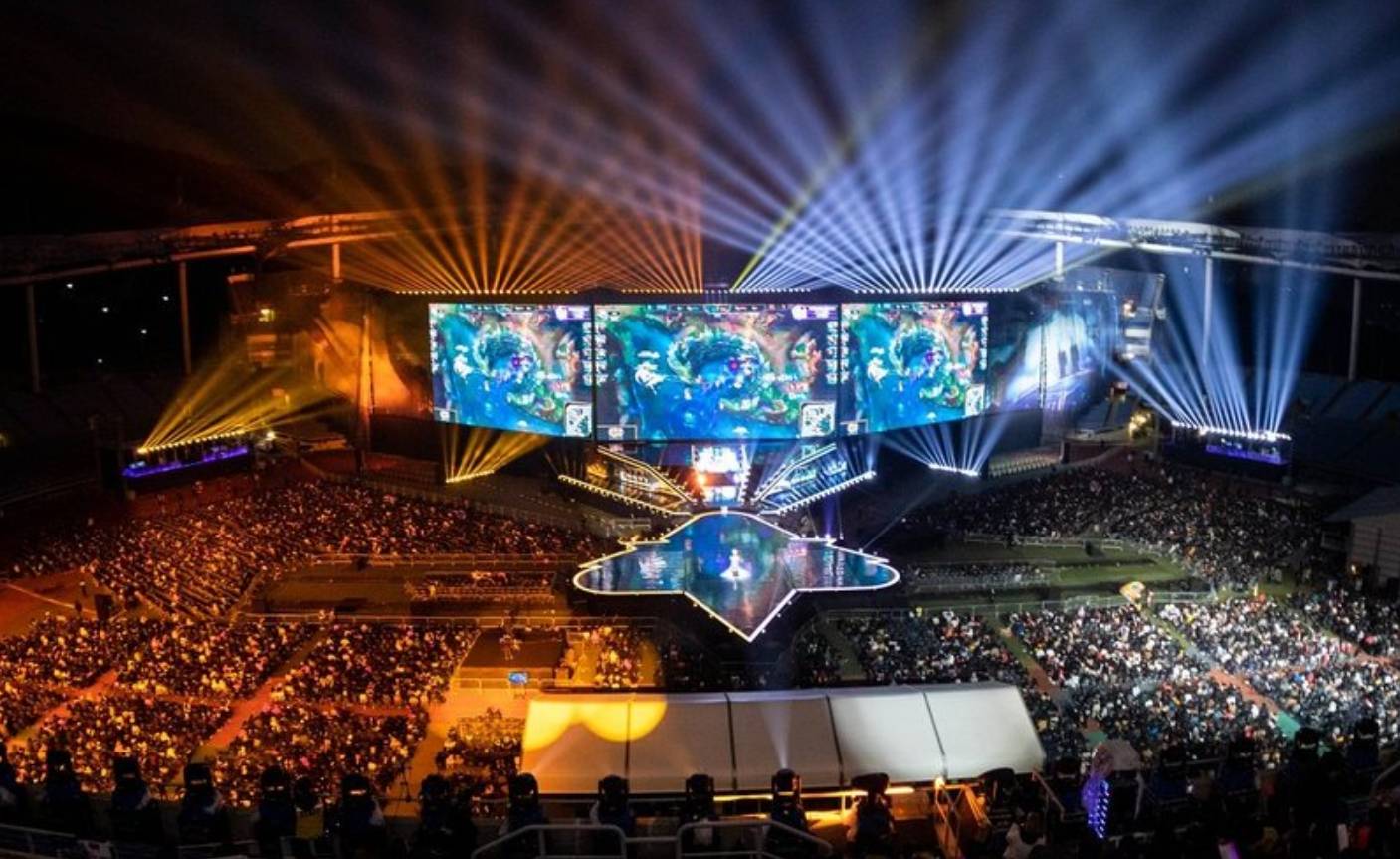 三方混战！ JIEJIE 诺克萨斯砍下两块，击杀三人， bin 的冰杖和鳄鱼展示了BN，赢得了第一局