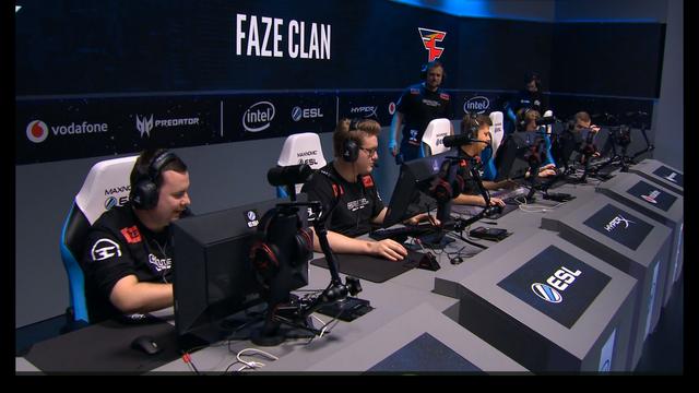 S13决赛主持人裴惠智分享决赛日与T1中野合照及赛后感言