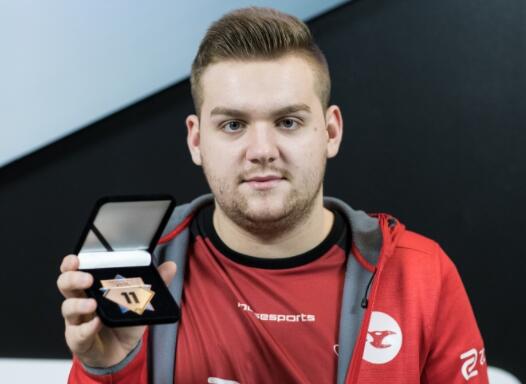 TT官方： Team WE 很高兴晋级四分之一决赛， Team WE 将继续稳步前进！