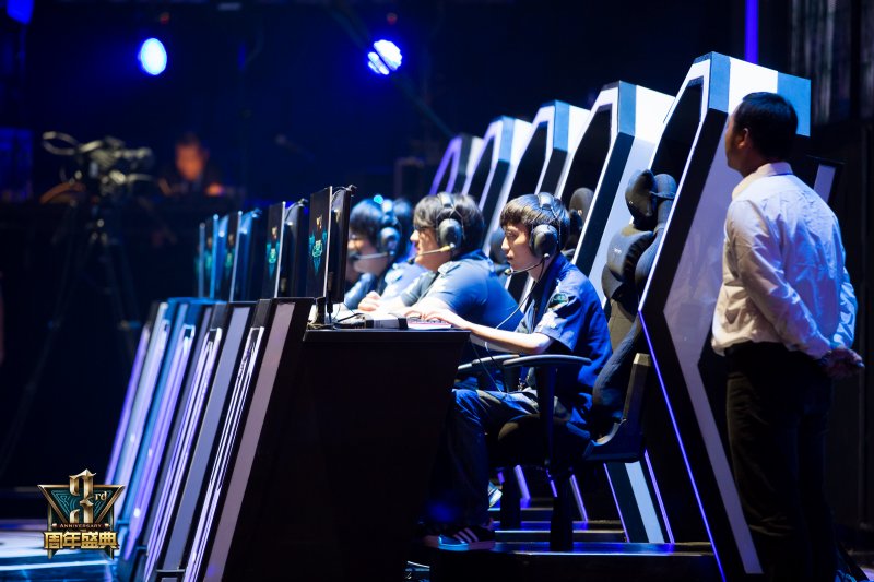 路上的石头：我是那个人的粉丝（ TheShy ），在这两年的合作中我对他非常好。